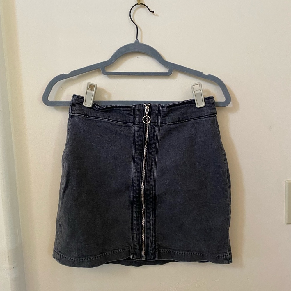H AND M BLACK DENIM WASH JEAN MINI SKIRT ZIPPER FRONT SIZE 6